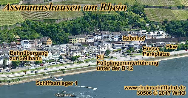 Rheinufer in Assmannshausen mit Schiffsanleger 1, der Fu�g�ngerunterf�hrung unter der B 42 und dem Bahnhof mit Parkpl�tzen